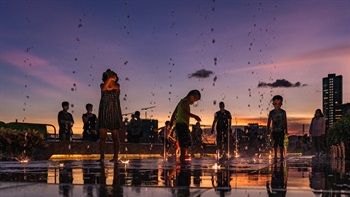 Lighting effects on the edge of the fountain and under the water jets create an attractive ambience in the evening.